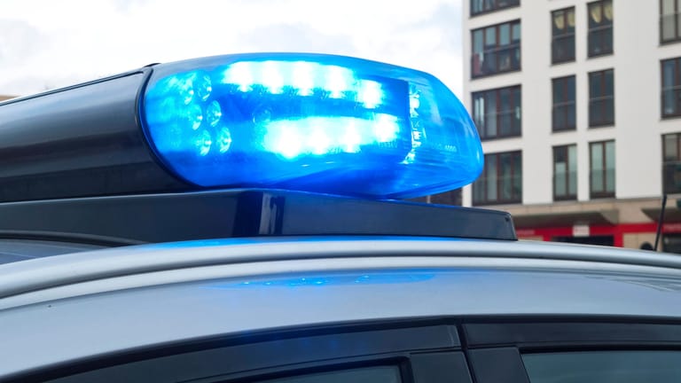 Ein Streifenwagen (Archivbild): In Hamburg-Eidelstedt soll ein Mann ein Mädchen geküsst und angefasst haben.