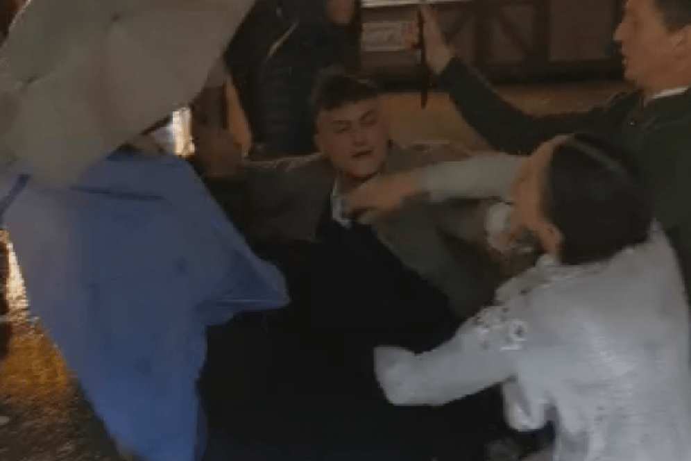 Ein junger Mann (hinten) geht auf eine Frau los: Bild aus der Öffentlichkeitsfahndung der Polizei.