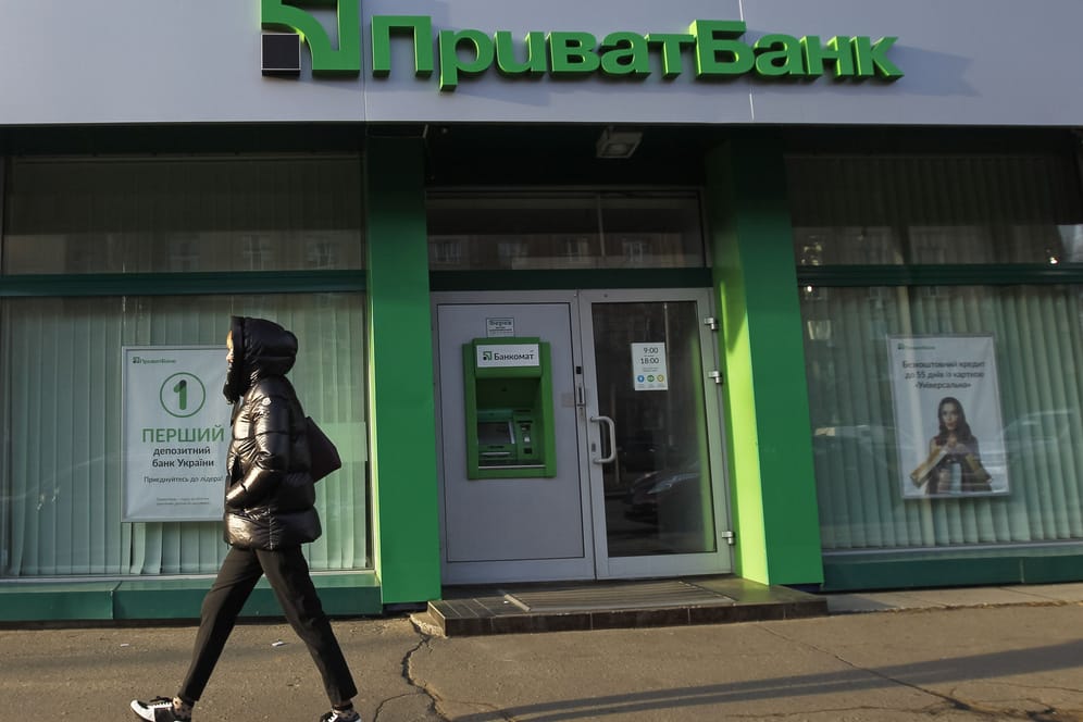 Eine Filiale der ukrainischen Privatbank (Archivbild): Für russischsprachige Kunden gibt es eine besondere Nachricht.