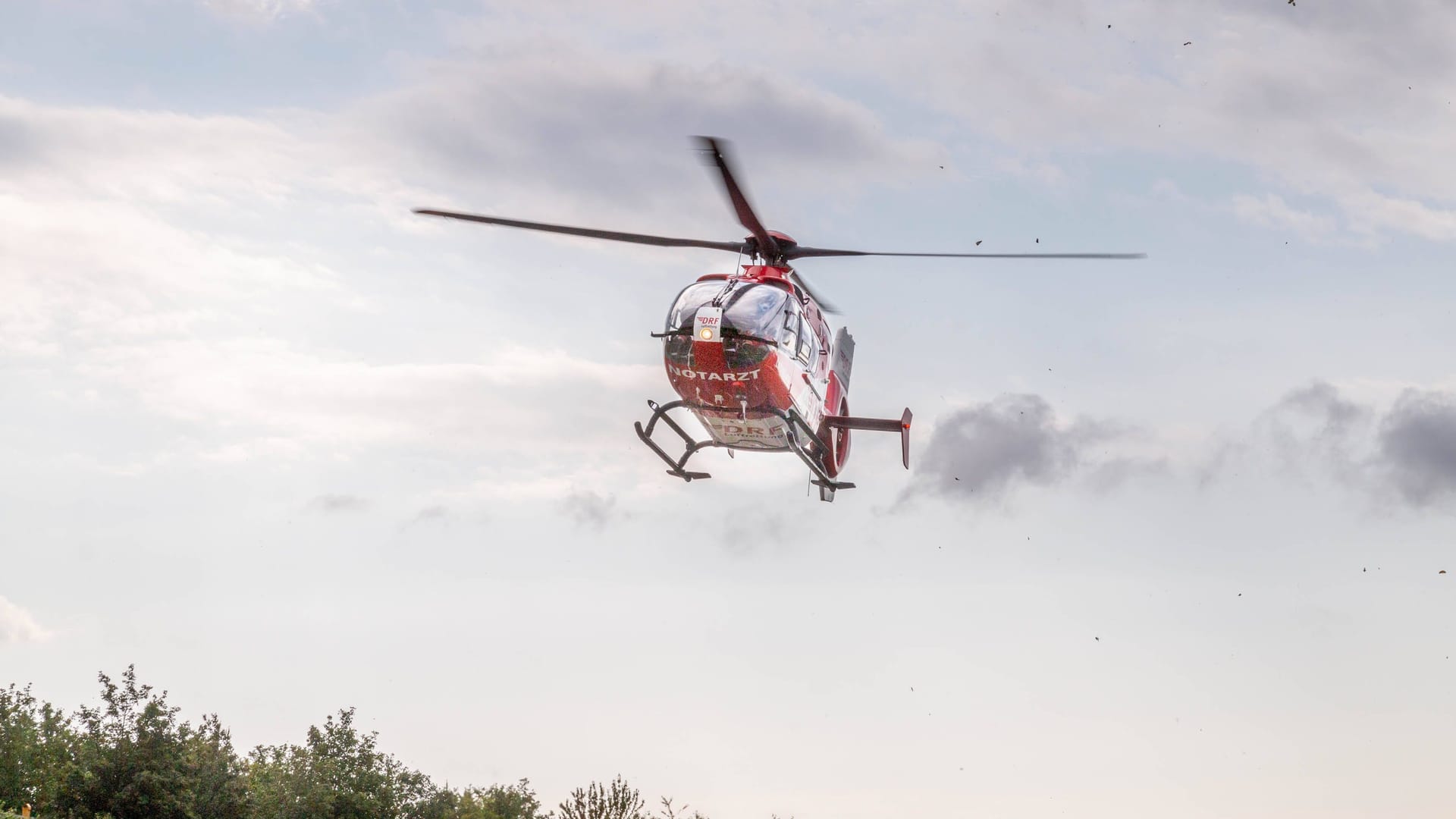 Ein Rettungshubschrauber landet auf einer Landstraße (Archivbild): Eine Frau trug bei einem Unfall in der Region Hannover lebensgefährliche Verletzungen davon.