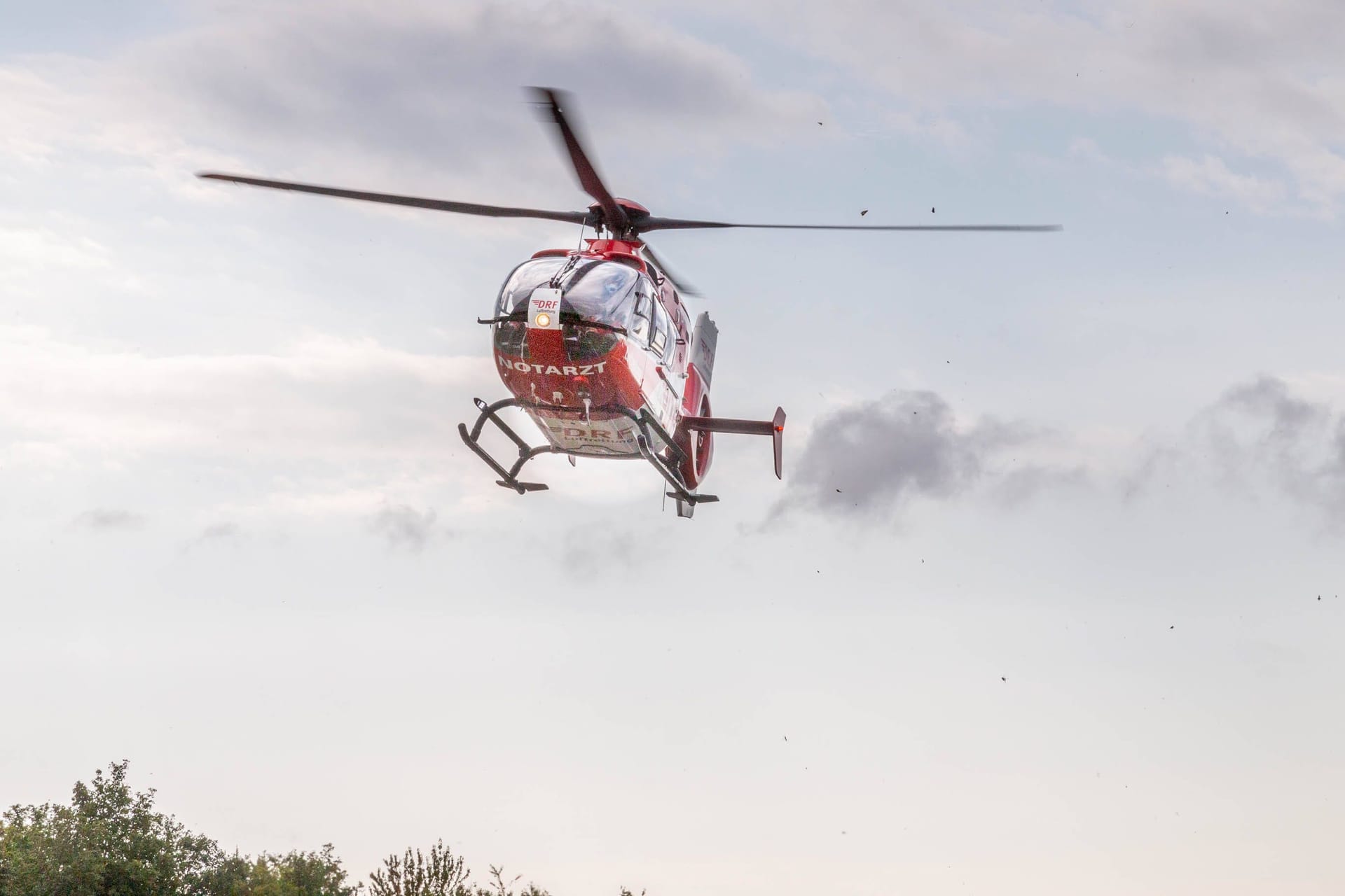 Ein Rettungshubschrauber landet auf einer Landstraße (Archivbild): Eine Frau trug bei einem Unfall in der Region Hannover lebensgefährliche Verletzungen davon.