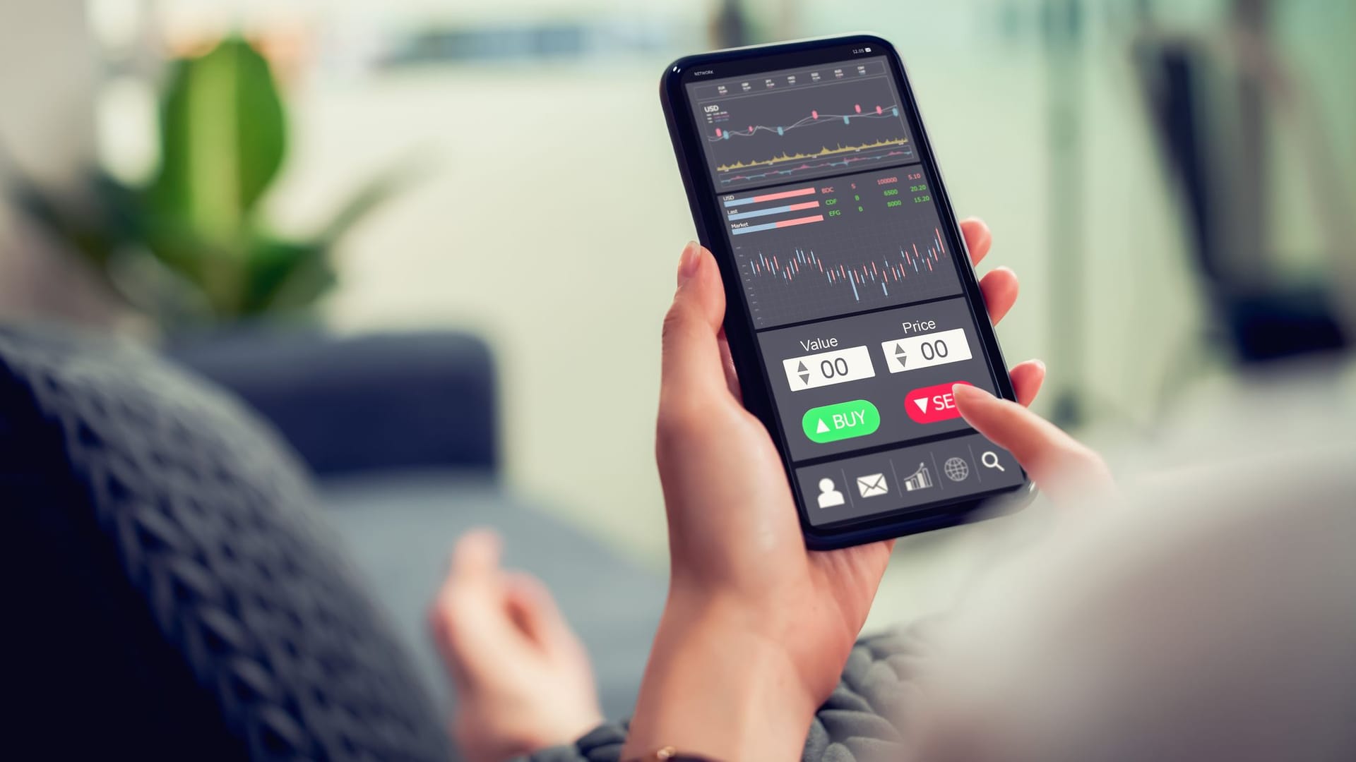 Frau investiert per Smartphone (Symbolbild): ETFs sind bei Privatanlegern beliebt. Doch welche Risiken bergen sie?