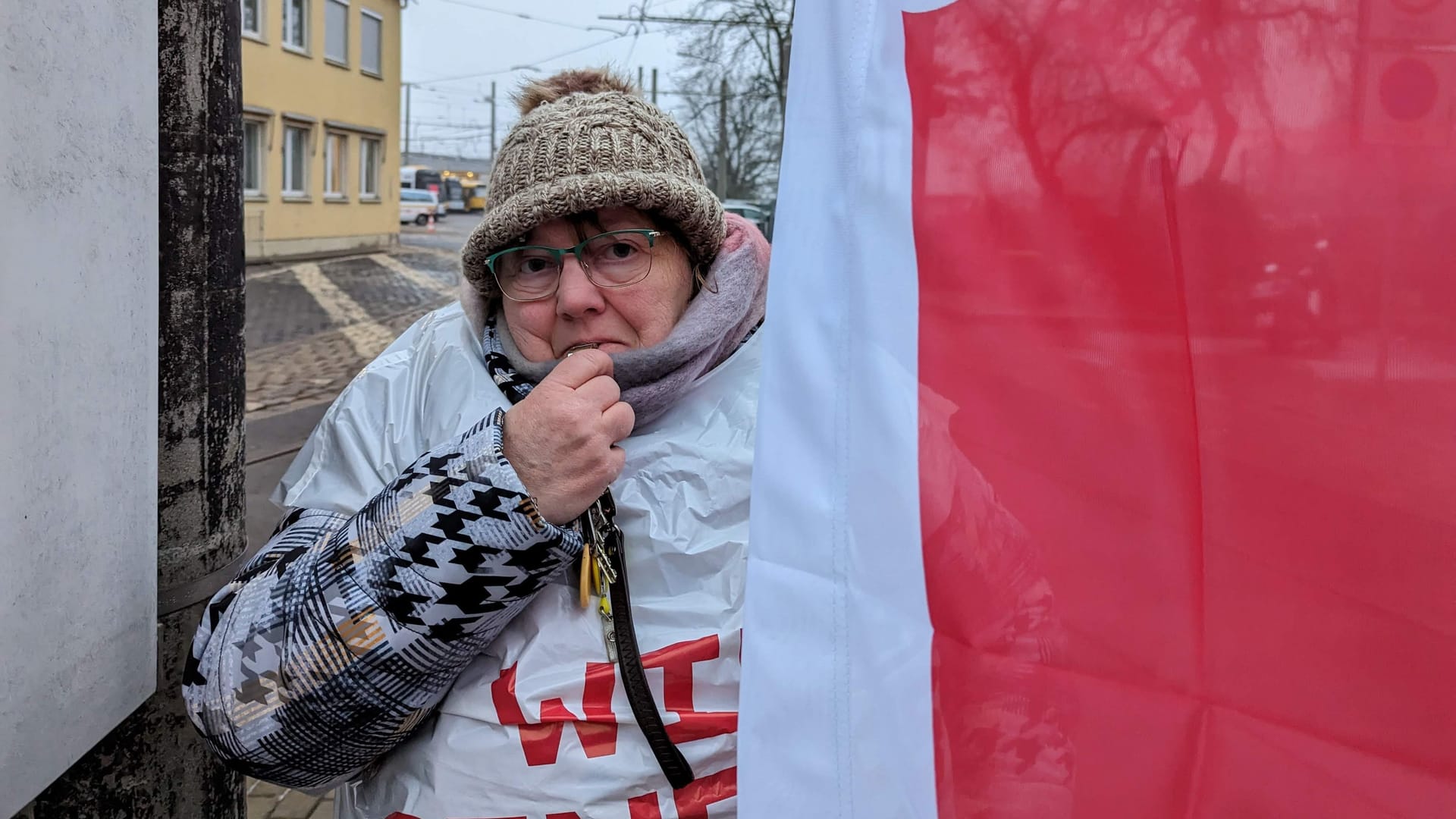 Aus dem Betriebsgelände Trachenberge rollt kein Fahrzeug: Seit drei Uhr bestreikt Christina Kern das Straßenbahn-Depot in Dresden-Pieschen.