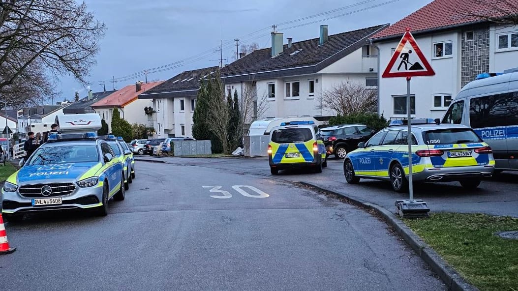 Das umliegende Wohnviertel in Oberaichern: Die Polizei war mit einem massiven Aufgebot vor Ort.