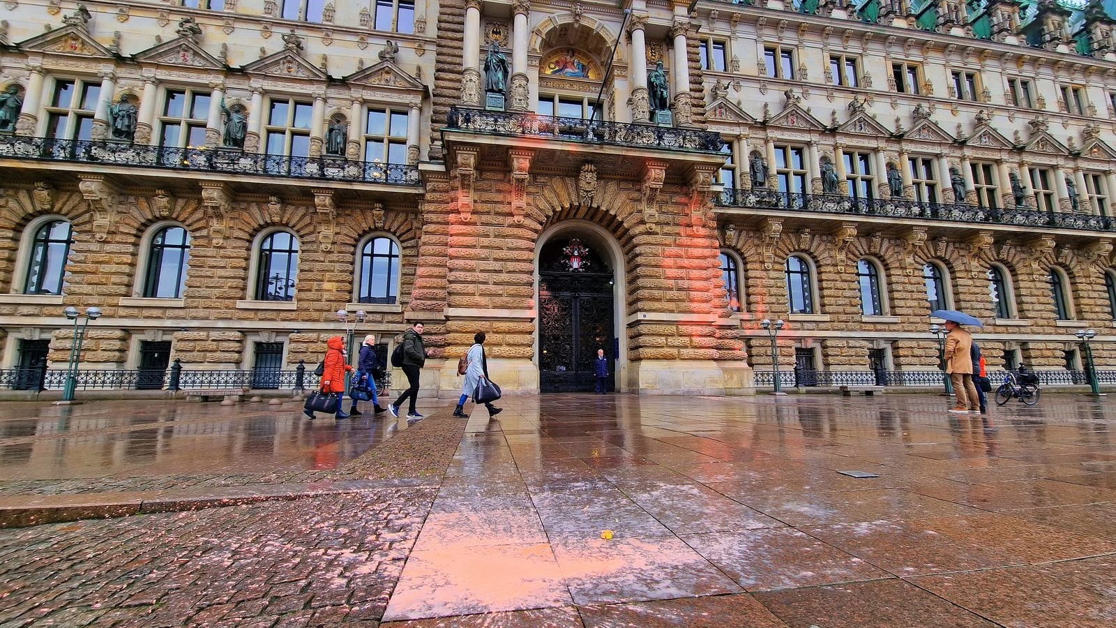 Blick auf das beschmierte Rathaus: Die Farbe wurde mit Feuerlöschern verteilt. Blick auf das beschmierte Rathaus: Die Farbe wurde mit Feuerlöschern verteilt.