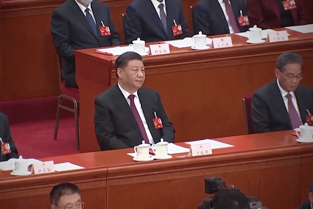 Chinesischer Staatschef bestätigt: Ein kleines Detail zeigt den absoluten Machtanspruch von Xi Jinping.