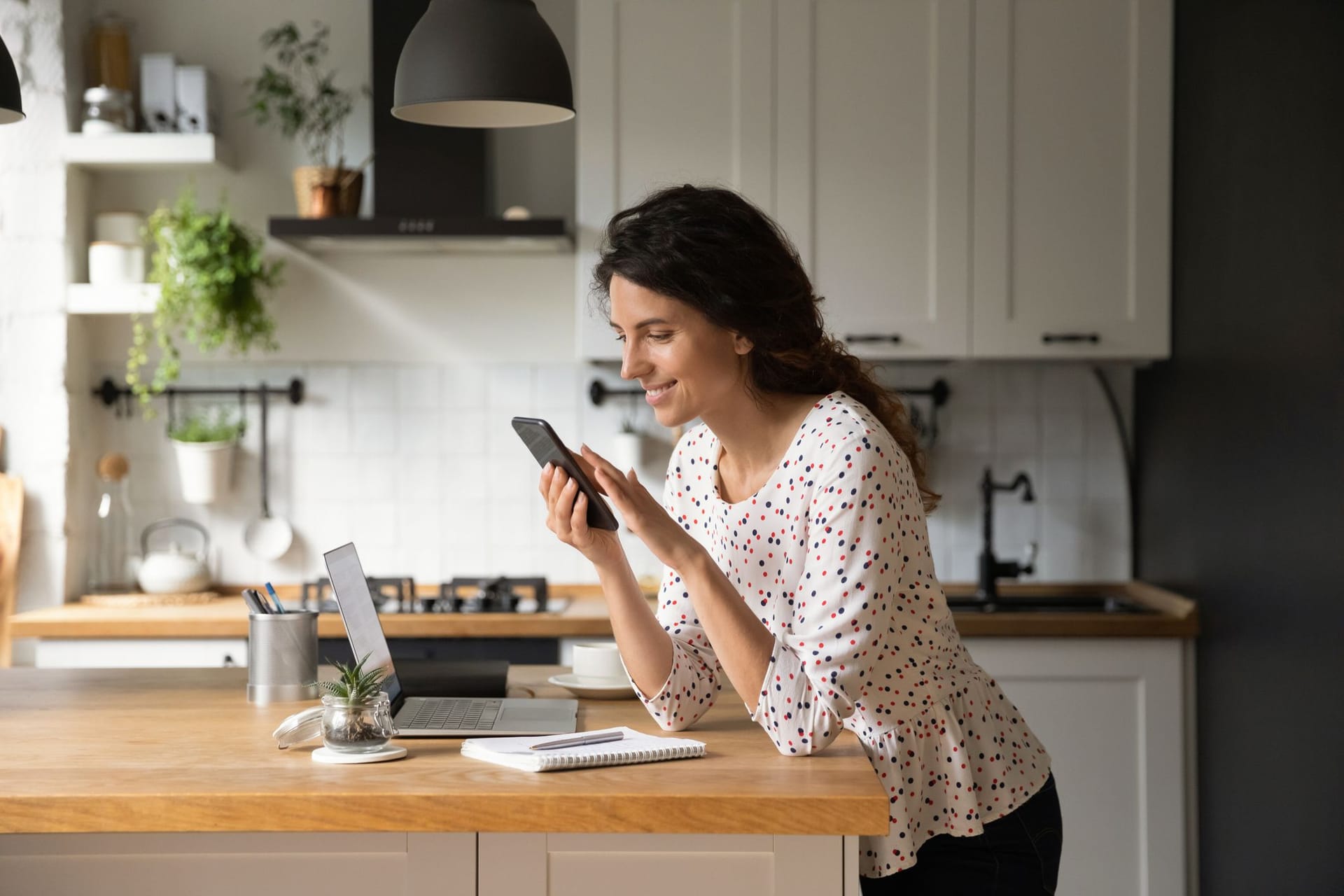 Eine Frau mit Laptop und Smartphone: Für viele gehören digitale Geräte mit Internetzugang zum Alltag.