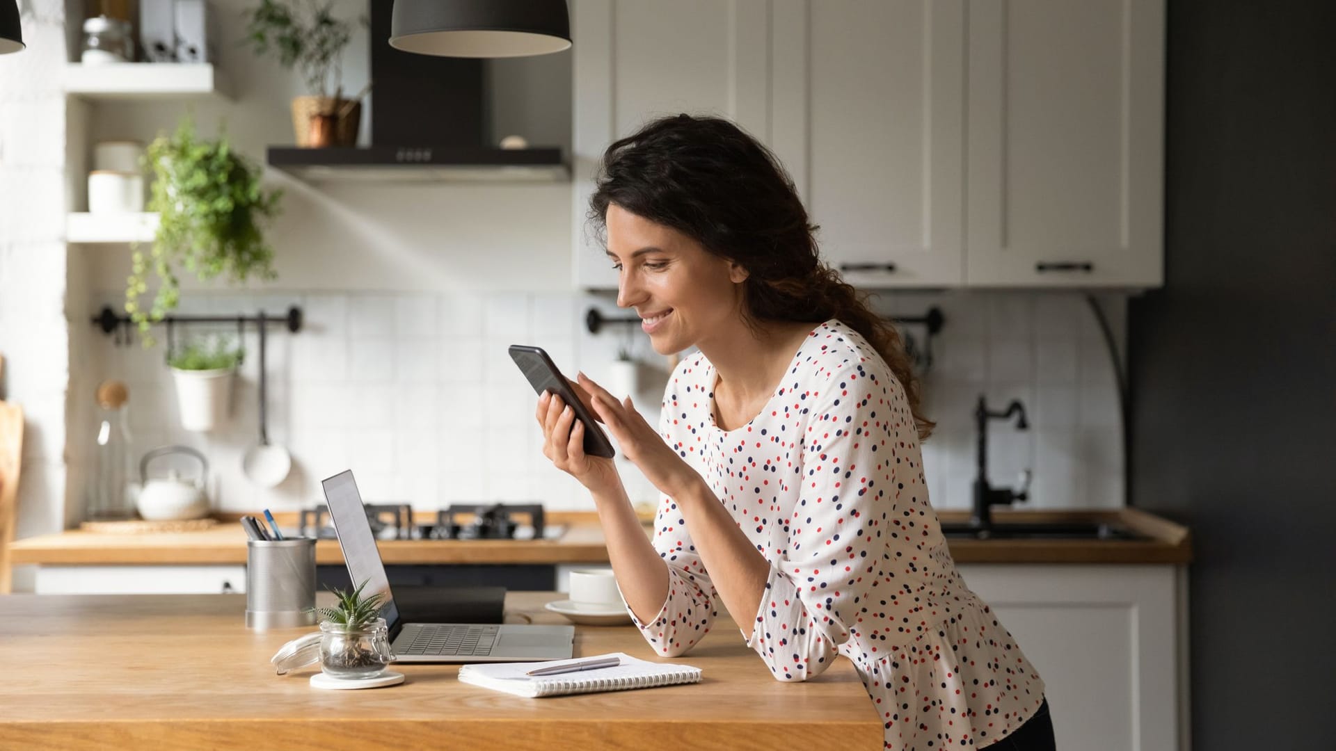 Eine Frau mit Laptop und Smartphone: Für viele gehören digitale Geräte mit Internetzugang zum Alltag.