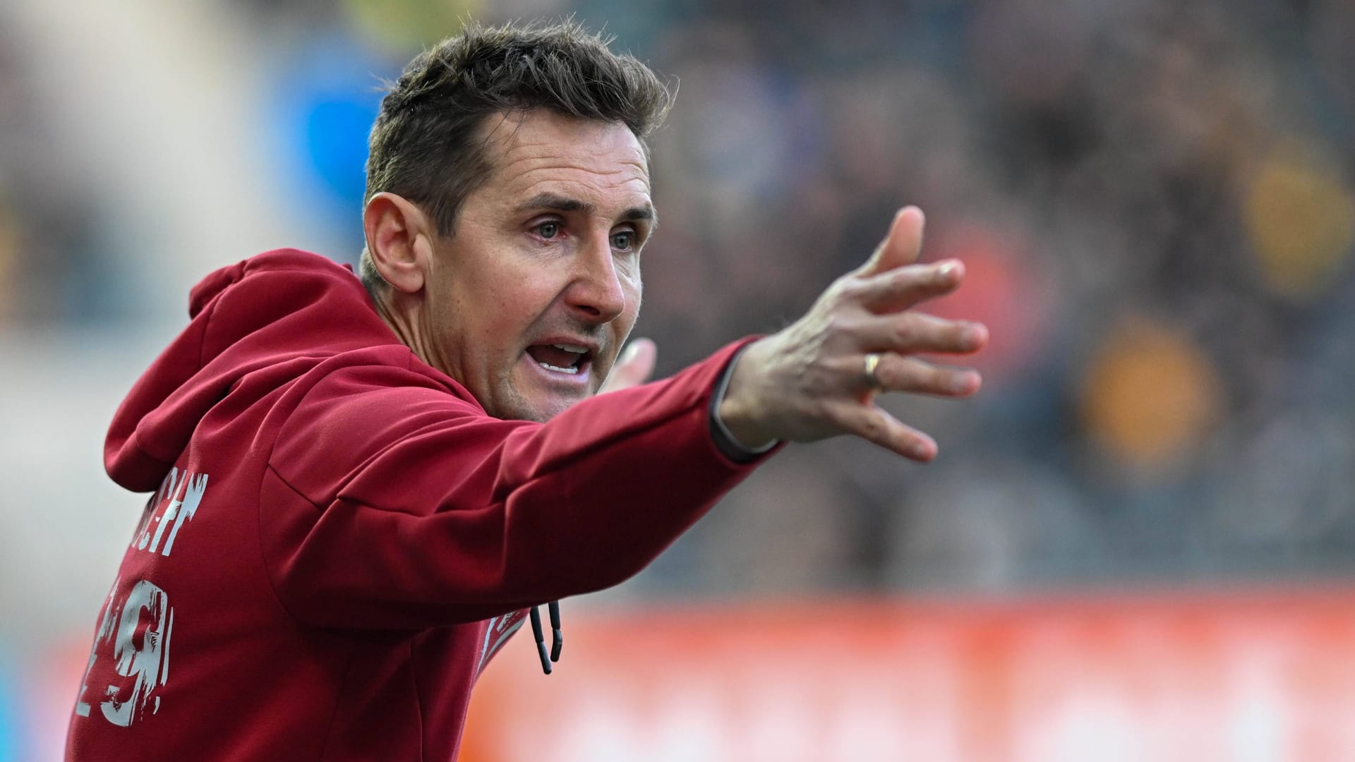 Miroslav Klose an der Seitenlinie: Seinen ersten Cheftrainer-Posten ist der Weltmeister von 2014 schon wieder los. Miroslav Klose an der Seitenlinie: Seinen ersten Cheftrainer-Posten ist der Weltmeister von 2014 schon wieder los.