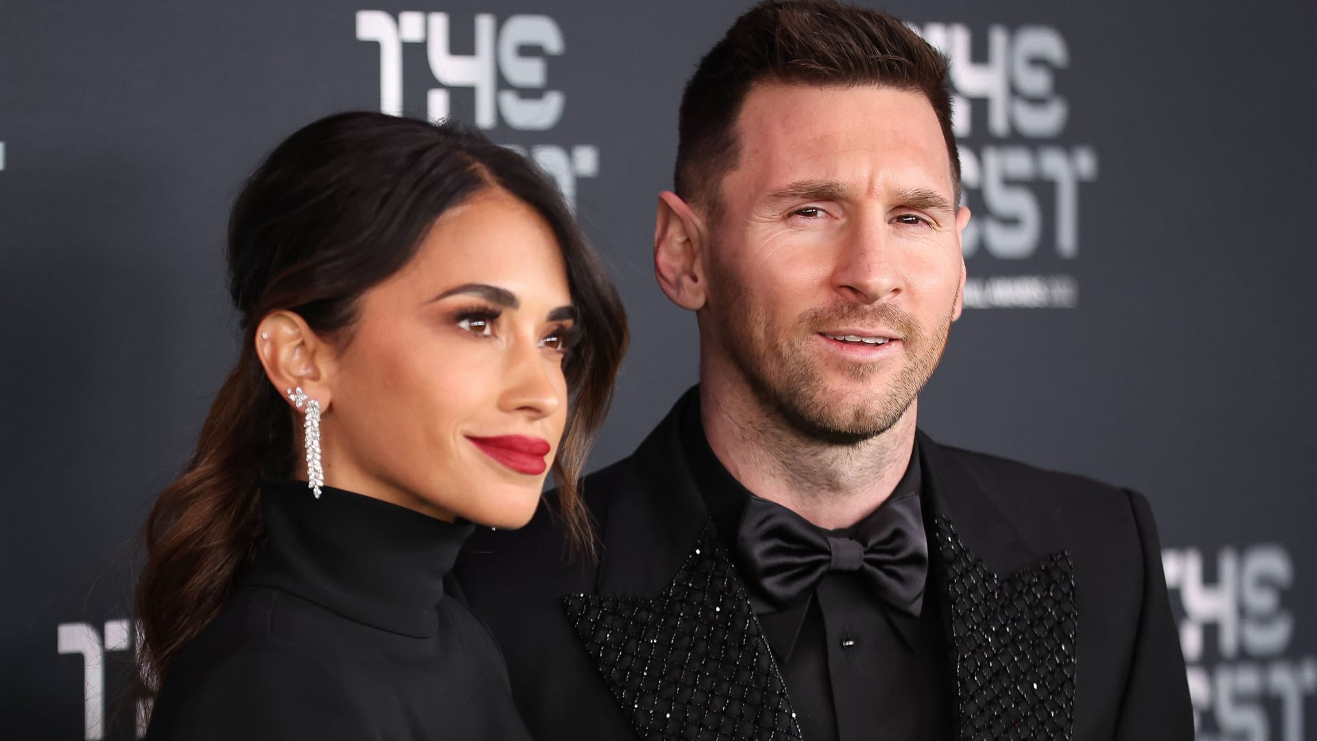 Antonela Roccuzzo und Lionel Messi: In Argentinien gab es einen Angriff auf den Supermarkt von Messis Frau.