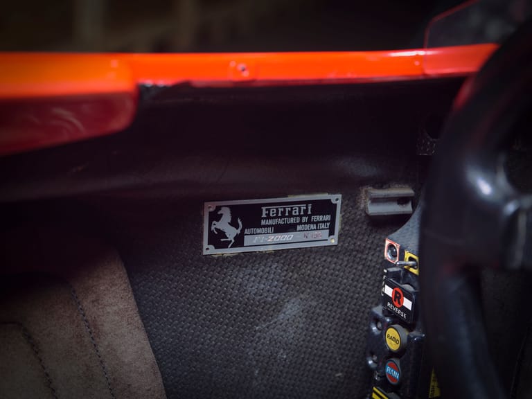 Die Ferrari-Plakette im Formel-1-Auto von Michael Schumacher aus dem Jahr 2000. Das Titel-Auto kommt in London unter den Hammer.