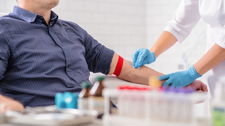 Mann bei Blutabnahme: Besteht der Verdacht auf eine Porphyrie, sind Blutuntersuchungen Teil der Diagnostik.