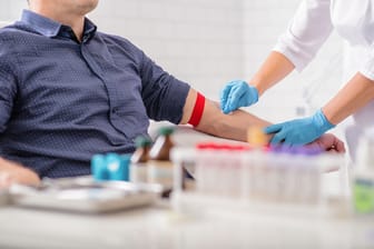 Mann bei Blutabnahme: Besteht der Verdacht auf eine Porphyrie, sind Blutuntersuchungen Teil der Diagnostik.