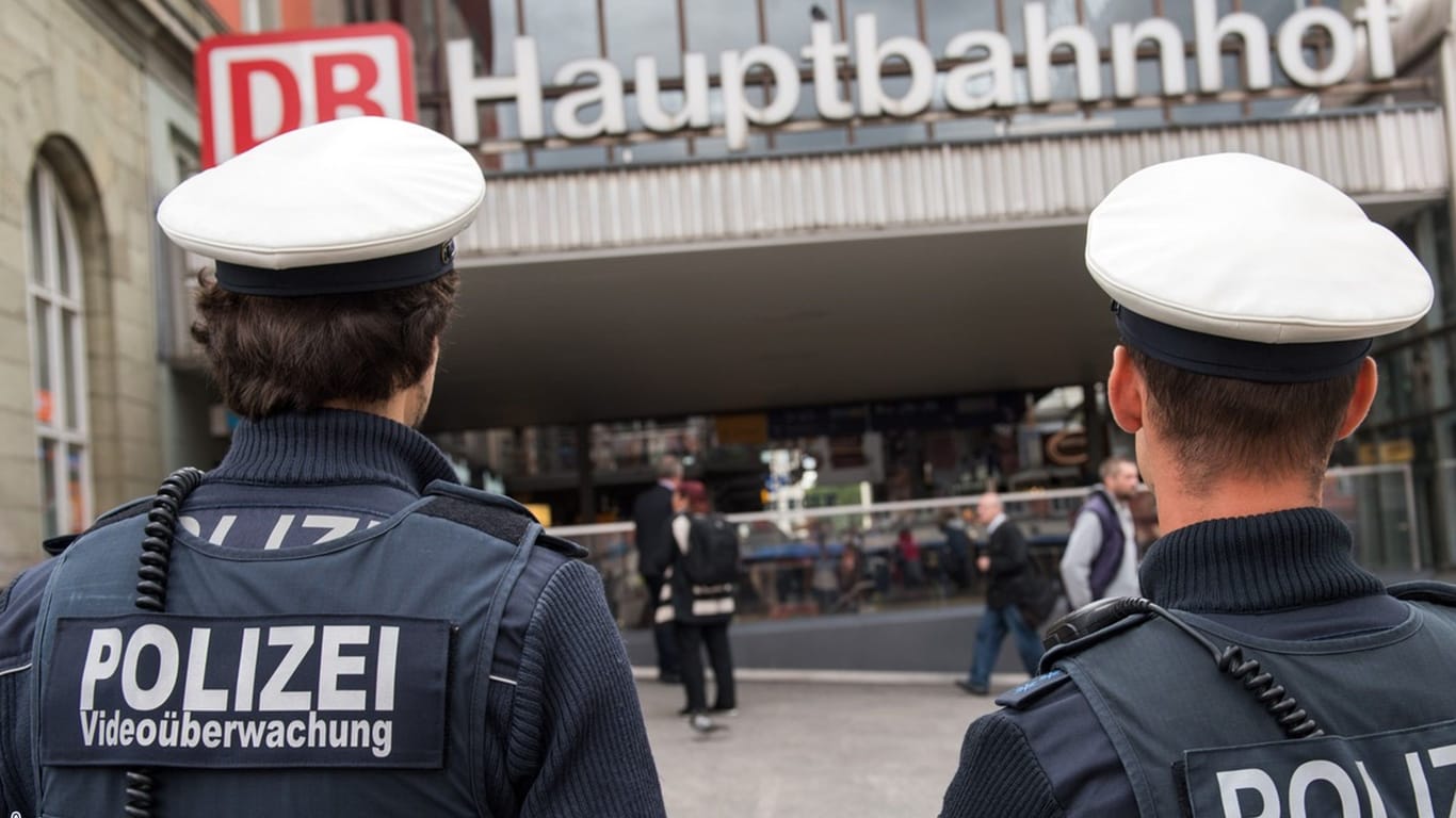 Beamten vor dem Eingang zum Hauptbahnhof (Symbolbild).