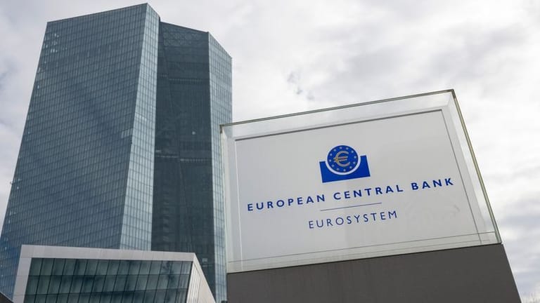 Die Europäische Zentralbank in Frankfurt: Die Notenbank hebt den Leitzins nochmals an.