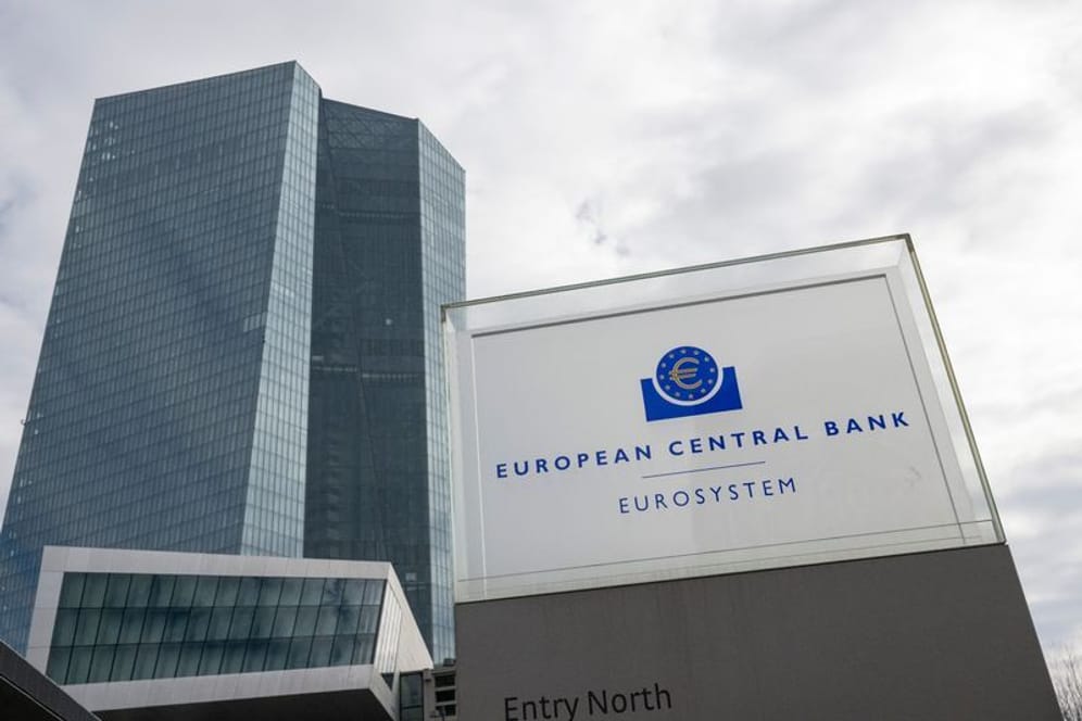 Die Europäische Zentralbank in Frankfurt: Die Notenbank hebt den Leitzins nochmals an.
