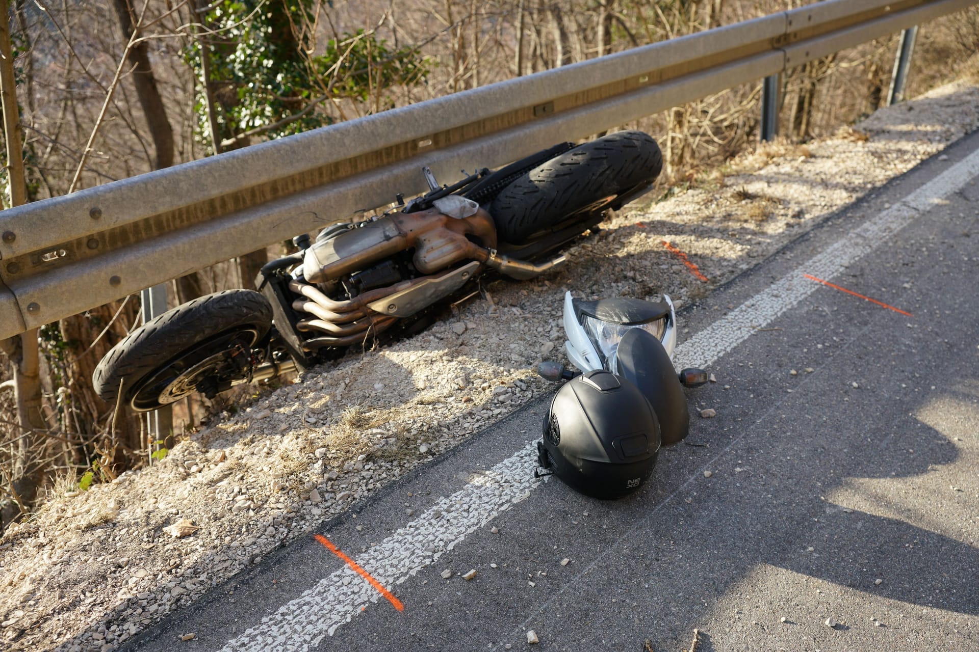 Das Unfallmotorrad eingeklemmt in der Straßenbegrenzung: Das Unglück ereignete sich auf der Neidlinger Steige in Richtung Wiesensteig.