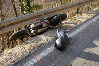 Das Unfallmotorrad eingeklemmt in der Straßenbegrenzung: Das Unglück ereignete sich auf der Neidlinger Steige in Richtung Wiesensteig.