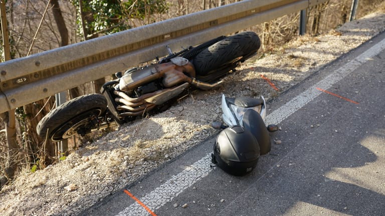 Das Unfallmotorrad eingeklemmt in der Straßenbegrenzung: Das Unglück ereignete sich auf der Neidlinger Steige in Richtung Wiesensteig.