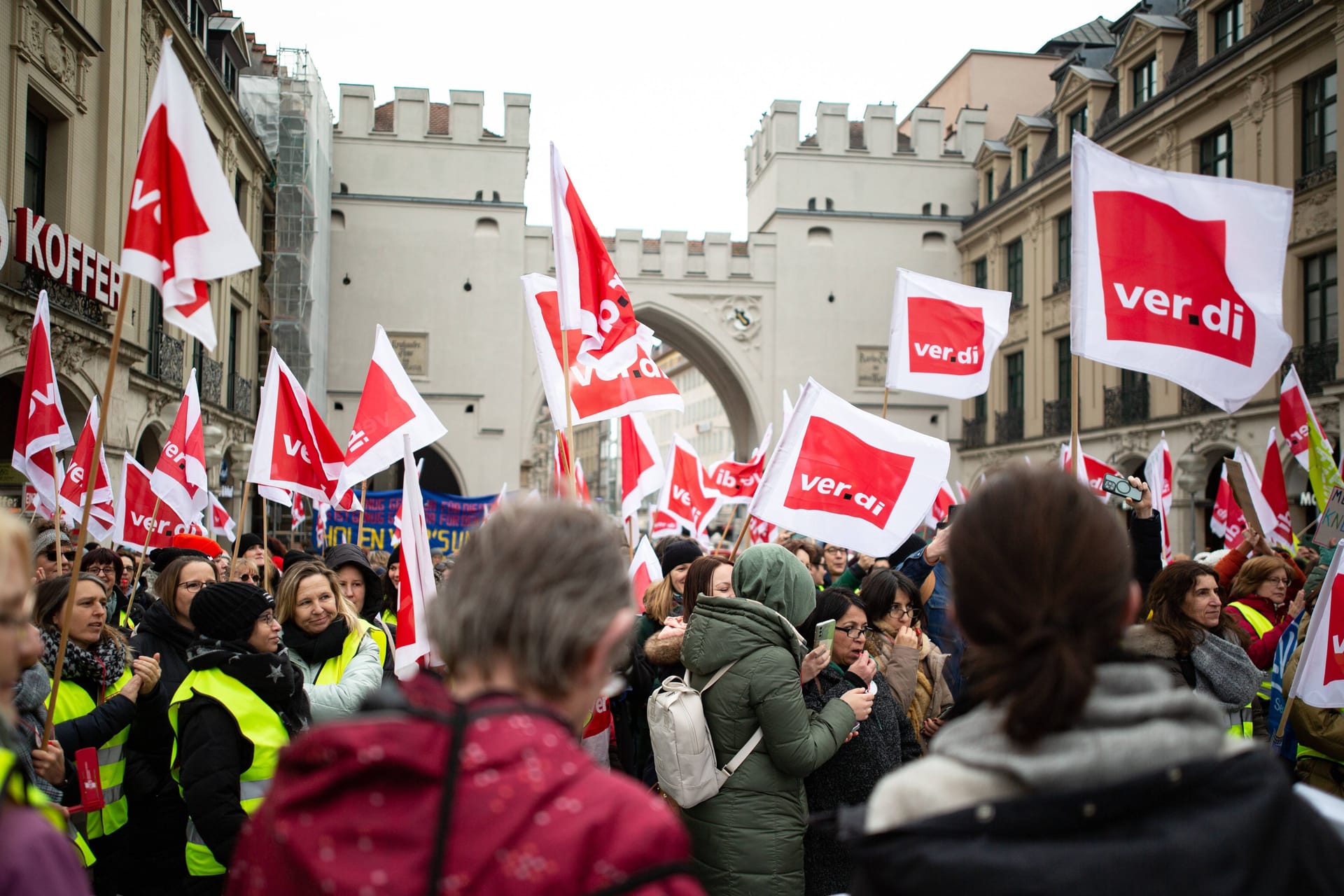 Massive Warnstreiks von Verdi in München (Archivbild): Hier waren es noch die Erzieherinnen, inzwischen legt das Klinikpersonal die Arbeit nieder.