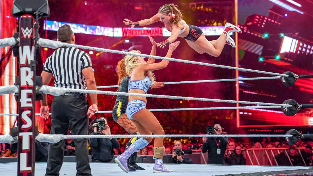 WWE Bildunterschrift: Geschichte geschrieben: Becky Lynch, Charlotte Flair und Ronda Rousey (v. li.) standen 2019 als erste Frauen im Hauptmatch von Wrestlemania.