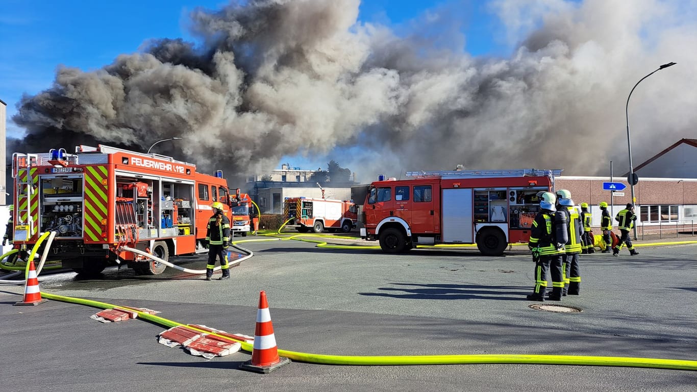 Brennende Lagerhalle in Rosbach vor der Höhe: Die Ursache ist bislang unklar.