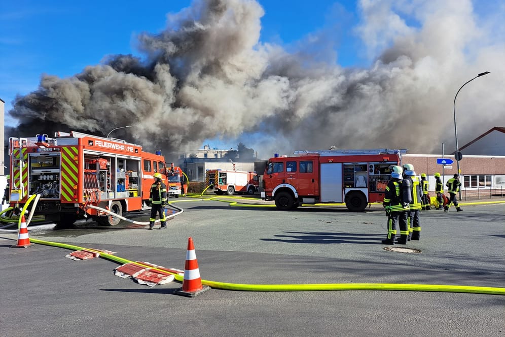 Brennende Lagerhalle in Rosbach vor der Höhe: Die Ursache ist bislang unklar.