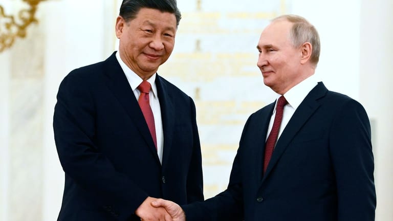 Wladimir Putin und Xi Jinping begrüßen sich mit Handschlag: Die beiden Präsidenten unterzeichneten ein Abkommen über die Zusammenarbeit.