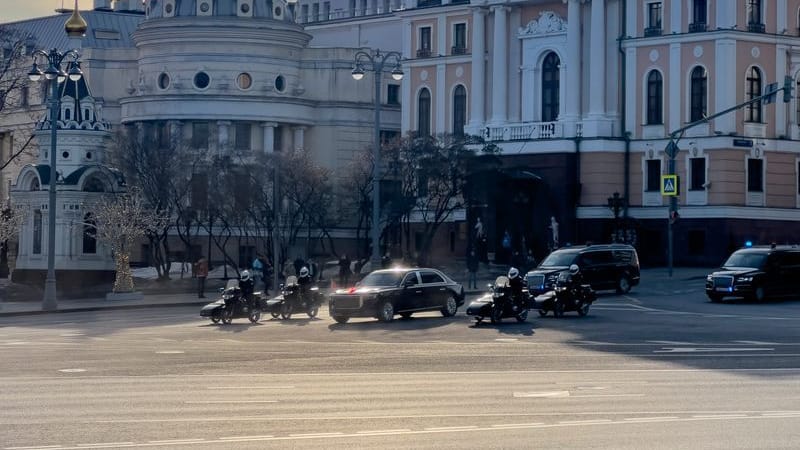 Die Delegation von Xi Jinping fährt durch Moskau.