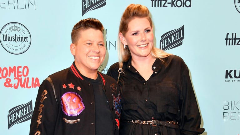 Kerstin Ott mit Ehefrau Karolina Köppen bei der Premiere des Musicals "Romeo & Julia - Liebe ist alles" in Berlin: Es war der erste öffentliche Auftritt der beiden seit Monaten.