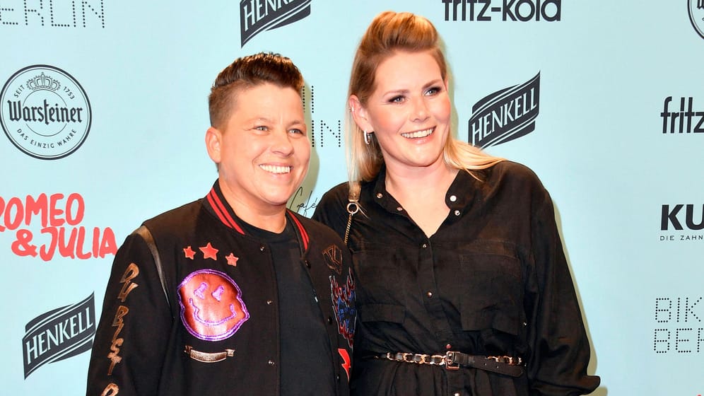 Kerstin Ott mit Ehefrau Karolina Köppen bei der Premiere des Musicals "Romeo & Julia - Liebe ist alles" in Berlin: Es war der erste öffentliche Auftritt der beiden seit Monaten.