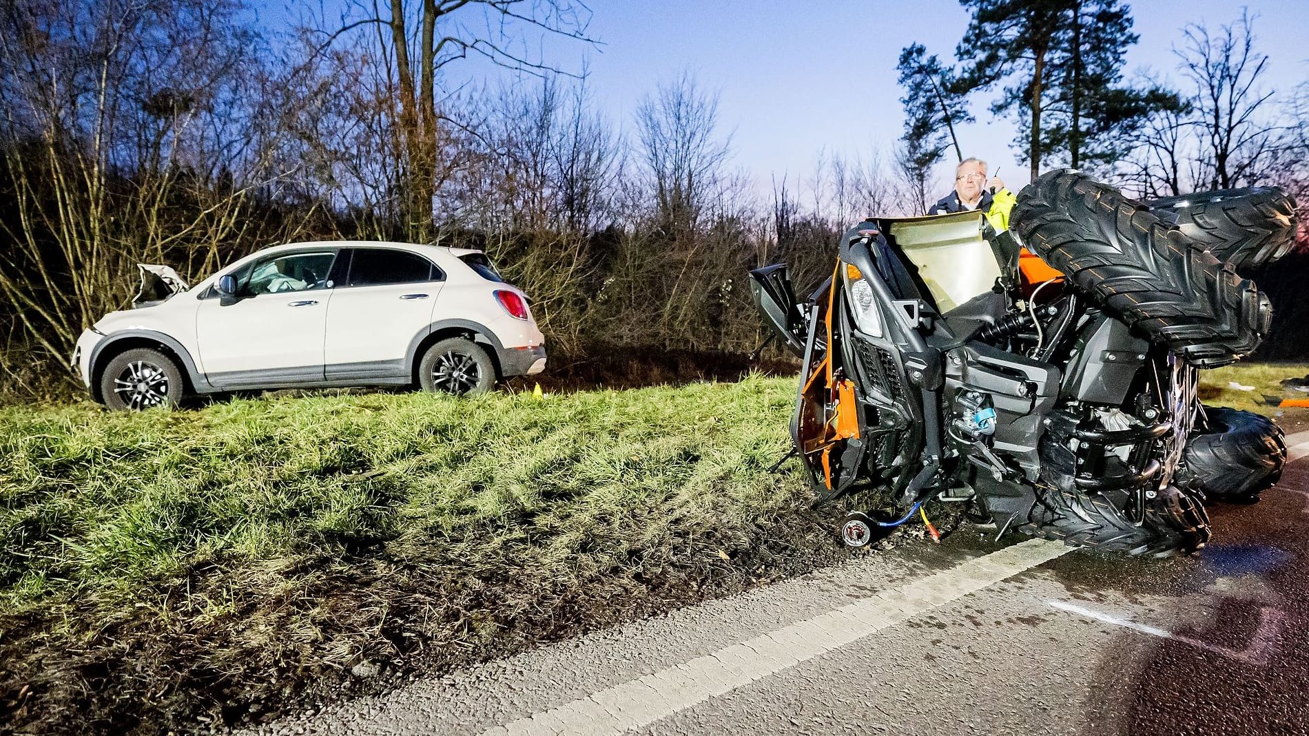 Die Unfallstelle: Ein Rettungshubschrauber wurde noch herbeordert, doch der eingeflogene Notarzt konnte dem 58-Jährigen auch nicht mehr helfen.