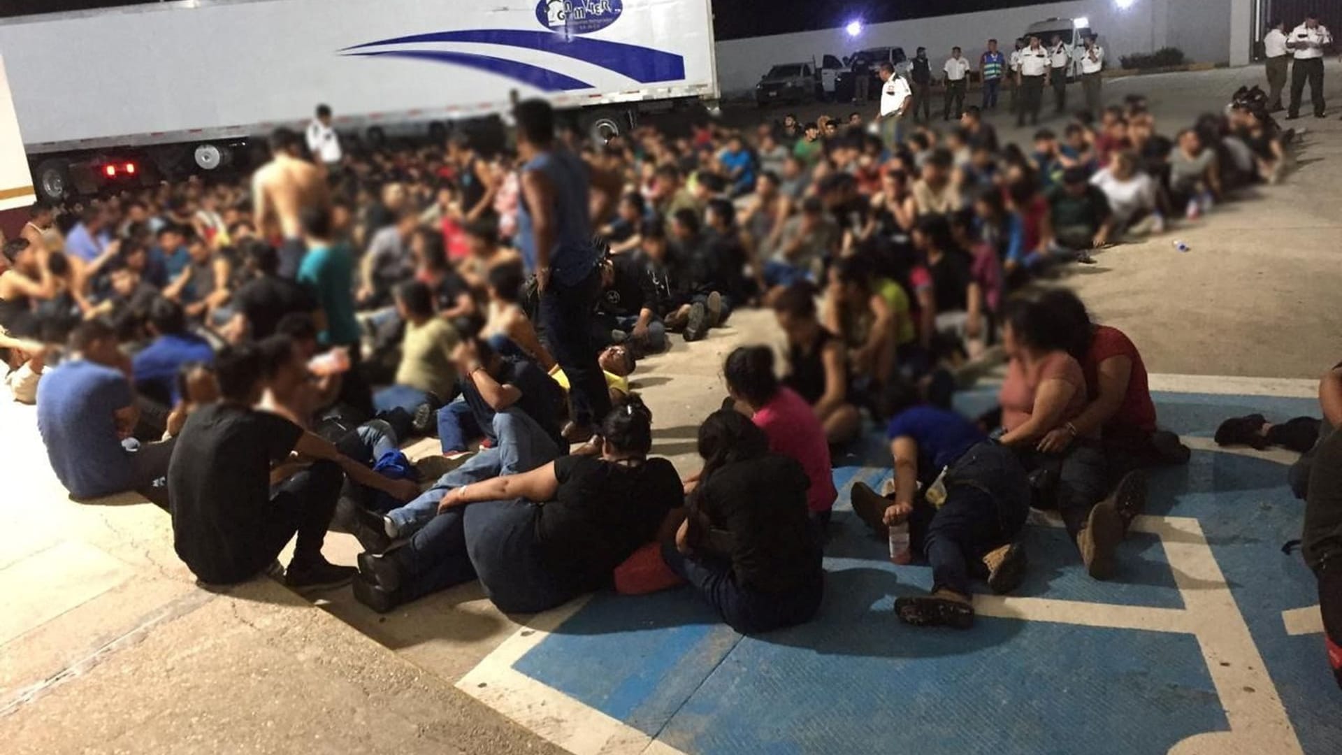 In dem Lastwagen entdeckte Passagiere im Bundesstaat Veracruz: Der Lkw sei ausreichend belüftet gewesen. In dem Lastwagen entdeckte Passagiere im Bundesstaat Veracruz: Der Lkw sei ausreichend belüftet gewesen.