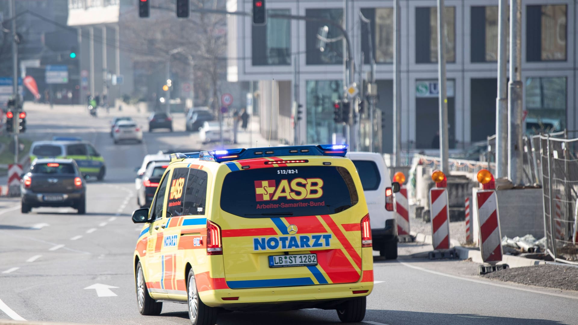 In Stuttgart eskalierte ein Verkehrsstreit: Ein Mann wurde handgreiflich und verletzte den anderen Autofahrer schwer. In Stuttgart eskalierte ein Verkehrsstreit: Ein Mann wurde handgreiflich und verletzte den anderen Autofahrer schwer.