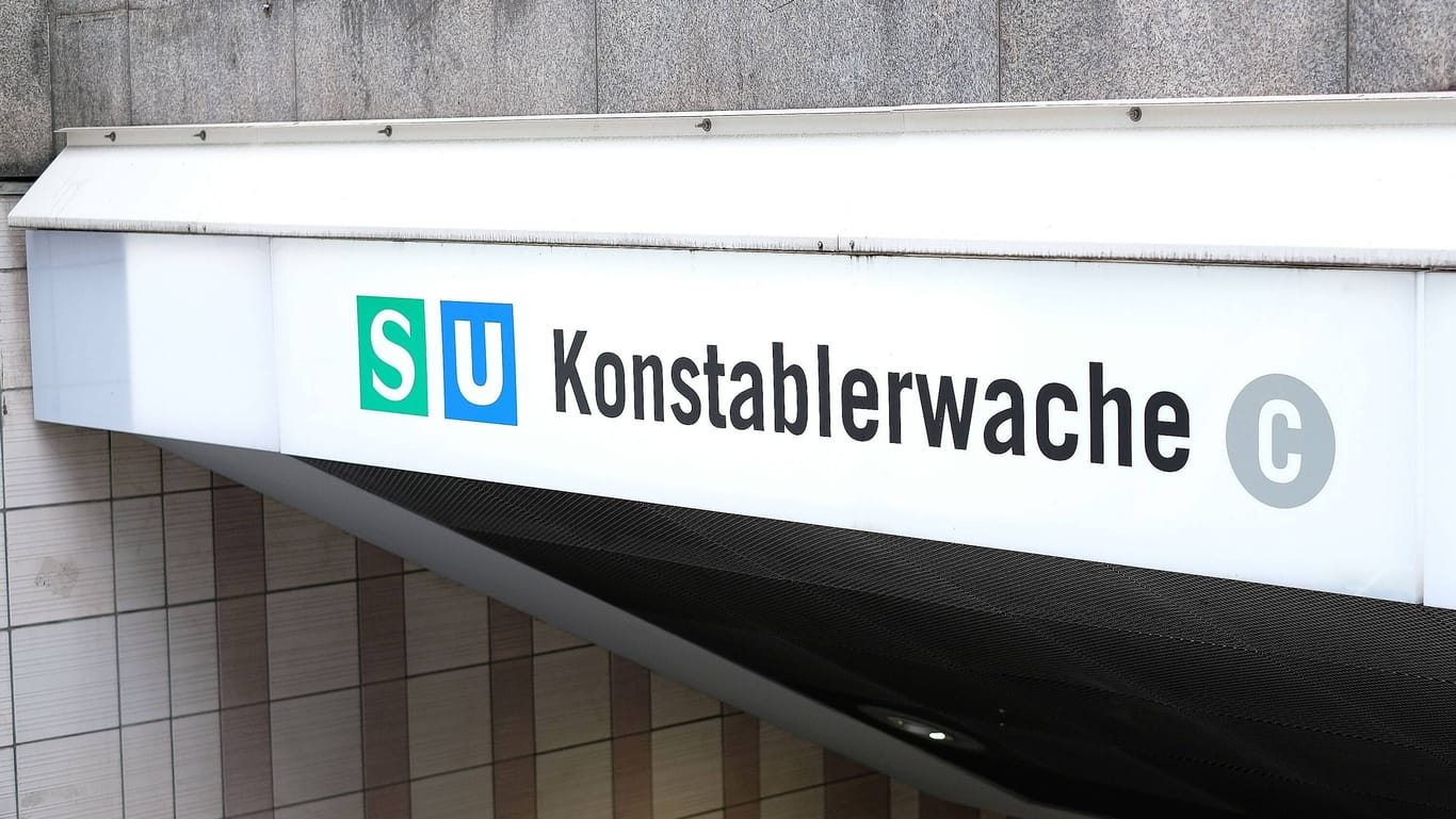 Zugang zur S- und U-Bahn an der Konstablerwache (Archivbild): Wie lange die Störung besteht, ist bislang unklar.