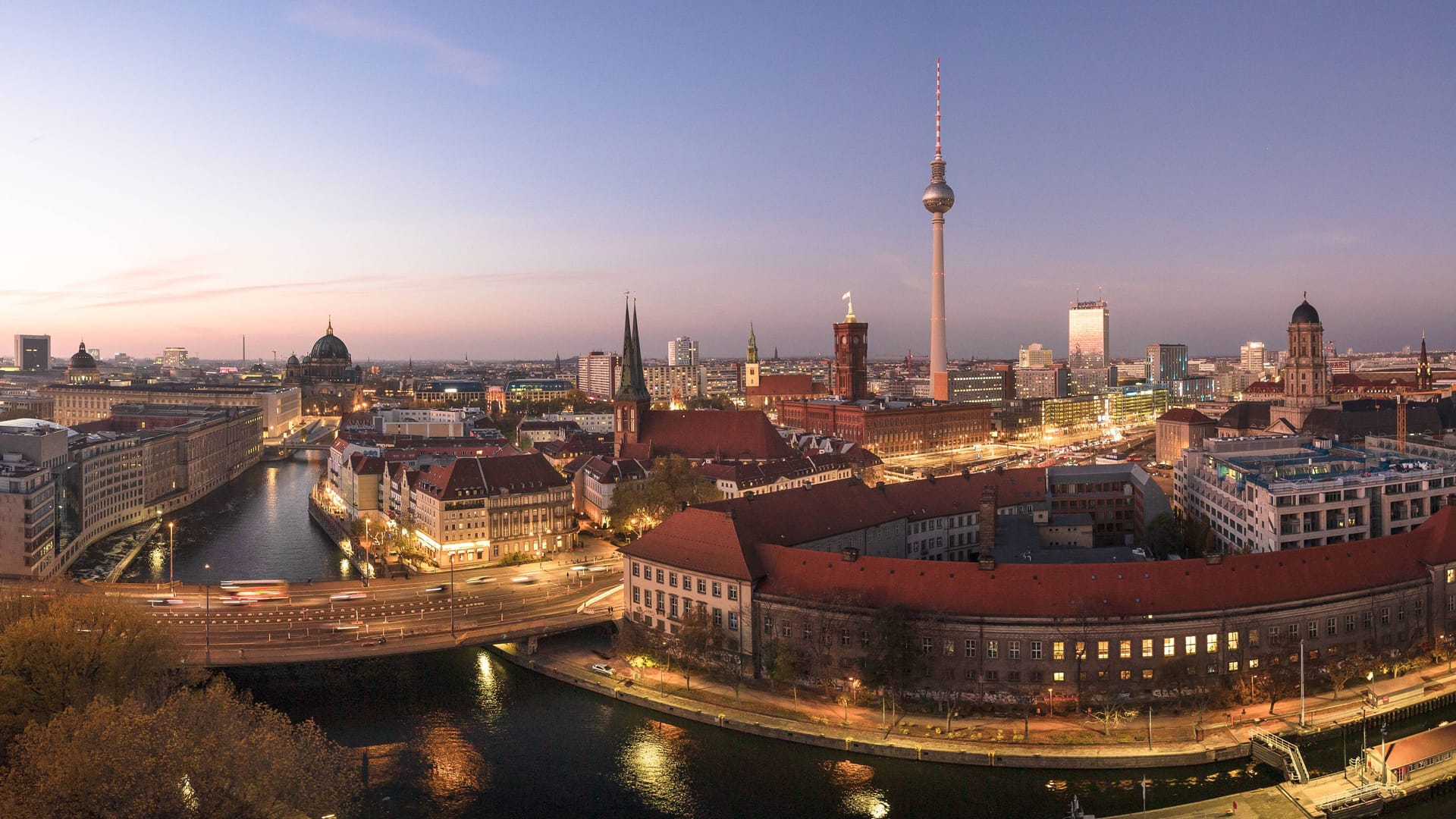 Berlin am Abend (Archivbild): Bald werden manche Energiesparmaßnehmen gekippt. Berlin am Abend (Archivbild): Bald werden manche Energiesparmaßnehmen gekippt.