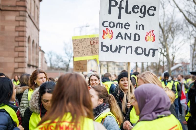 Großer Streik vor dem Nordklinikum in Nürnberg. Im Tarifstreit im öffentlichen Dienst haben Klinik-Beschäftigte in mehreren Bundesländern die Arbeit niedergelegt.