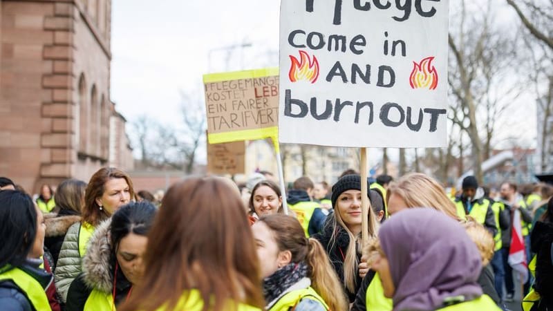 Großer Streik vor dem Nordklinikum in Nürnberg. Im Tarifstreit im öffentlichen Dienst haben Klinik-Beschäftigte in mehreren Bundesländern die Arbeit niedergelegt.