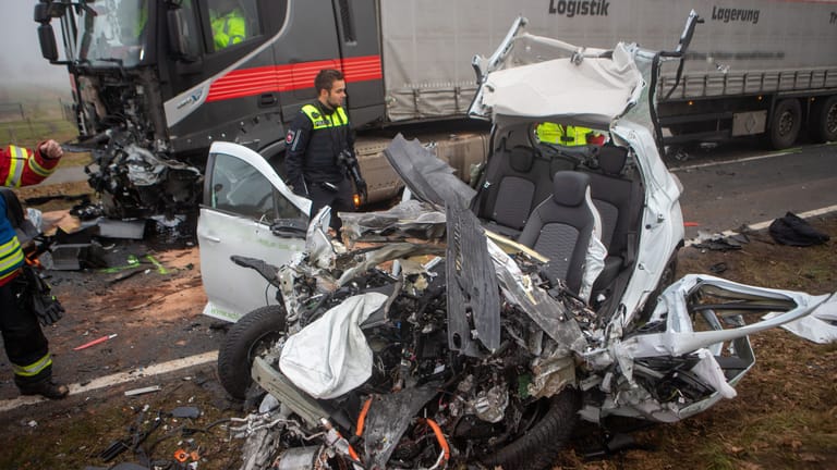 Das zerstörte Autowrack: Der Fahrer erlag noch am Unfallort seinen Verletzungen.