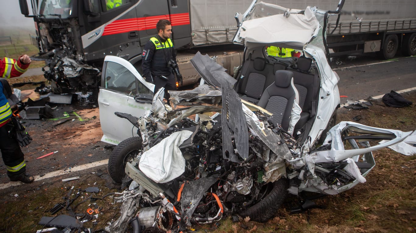 Das zerstörte Autowrack: Der Fahrer erlag noch am Unfallort seinen Verletzungen.