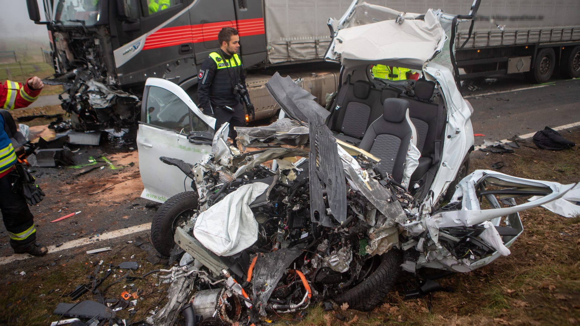 Das zerstörte Autowrack: Der Fahrer erlag noch am Unfallort seinen Verletzungen. Das zerstörte Autowrack: Der Fahrer erlag noch am Unfallort seinen Verletzungen.