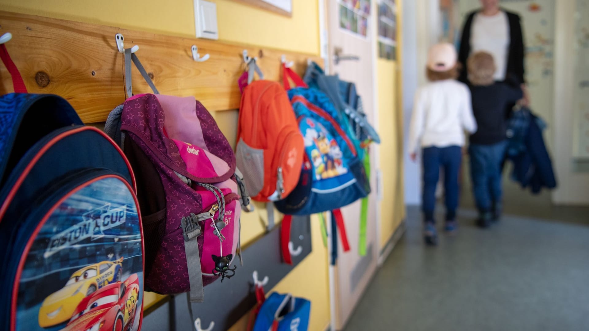 Kinderrucksäcke hängen im Eingangsbereich eines Kindergartens (Symbolbild): In einer Kita in Burscheid gibt es einen Missbrauchsverdacht gegen zwei Erzieherinnen. Kinderrucksäcke hängen im Eingangsbereich eines Kindergartens (Symbolbild): In einer Kita in Burscheid gibt es einen Missbrauchsverdacht gegen zwei Erzieherinnen.