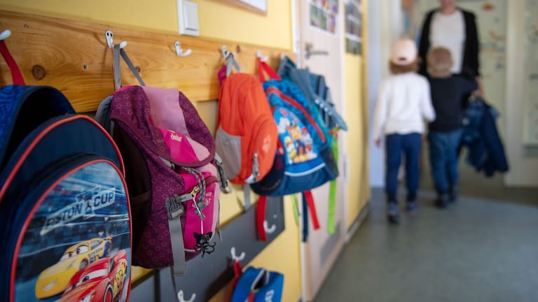 Kinderrucksäcke hängen im Eingangsbereich eines Kindergartens (Symbolbild): In einer Kita in Burscheid gibt es einen Missbrauchsverdacht gegen zwei Erzieherinnen.