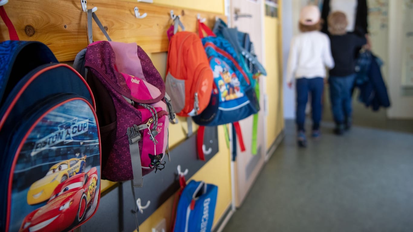 Kinderrucksäcke hängen im Eingangsbereich eines Kindergartens (Symbolbild): In einer Kita in Burscheid gibt es einen Missbrauchsverdacht gegen zwei Erzieherinnen.