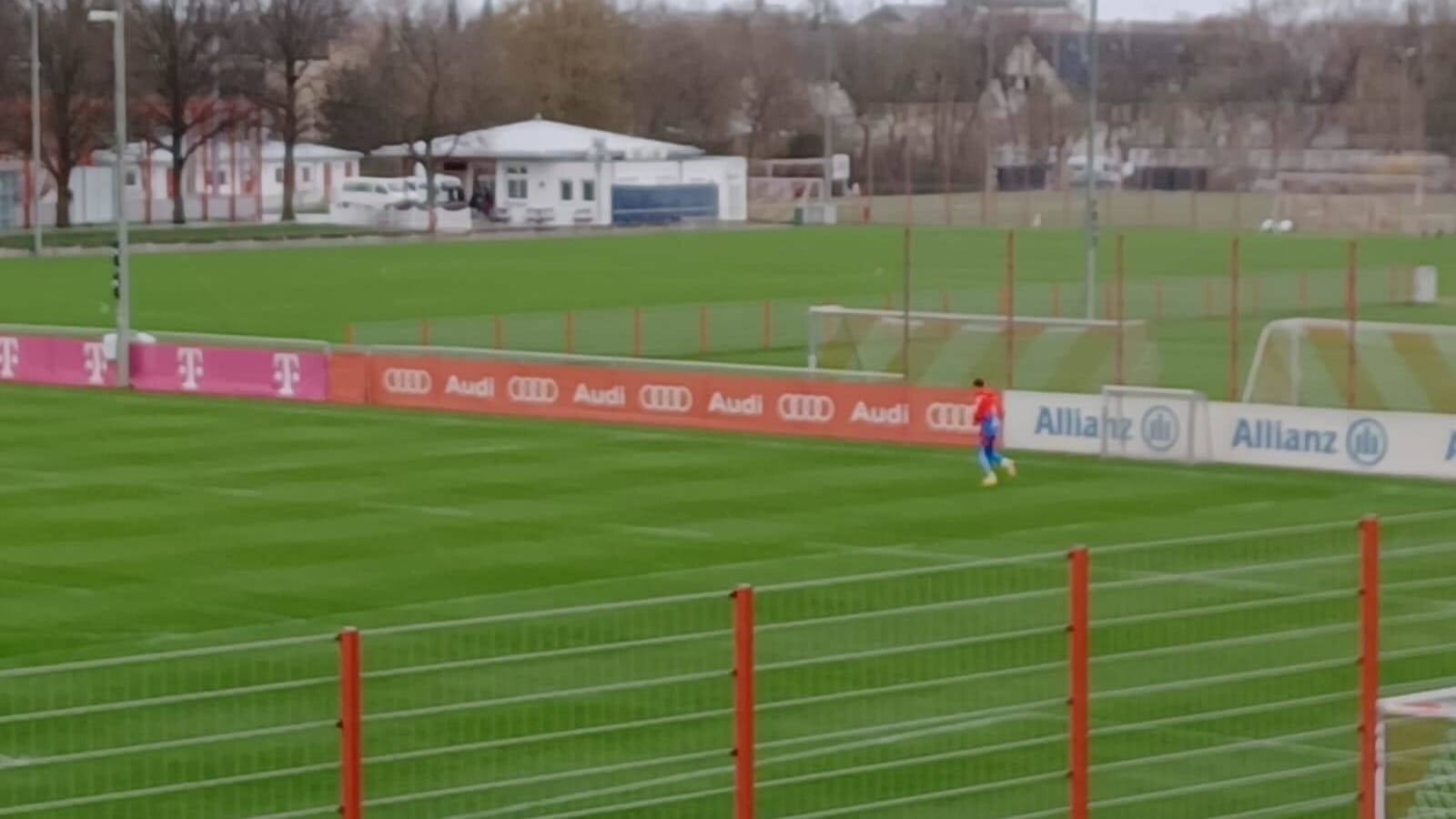 Jamal Musiala beim Runden drehen auf dem Trainingsgelände.