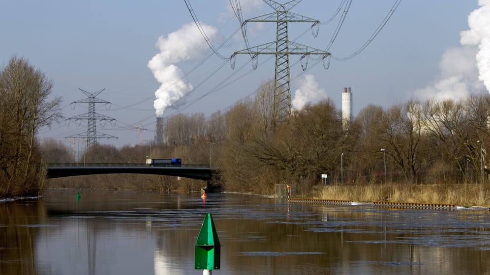 Kraftwerksschlote und Hochspannungsleitungen in Deutschland (Symbolbild):