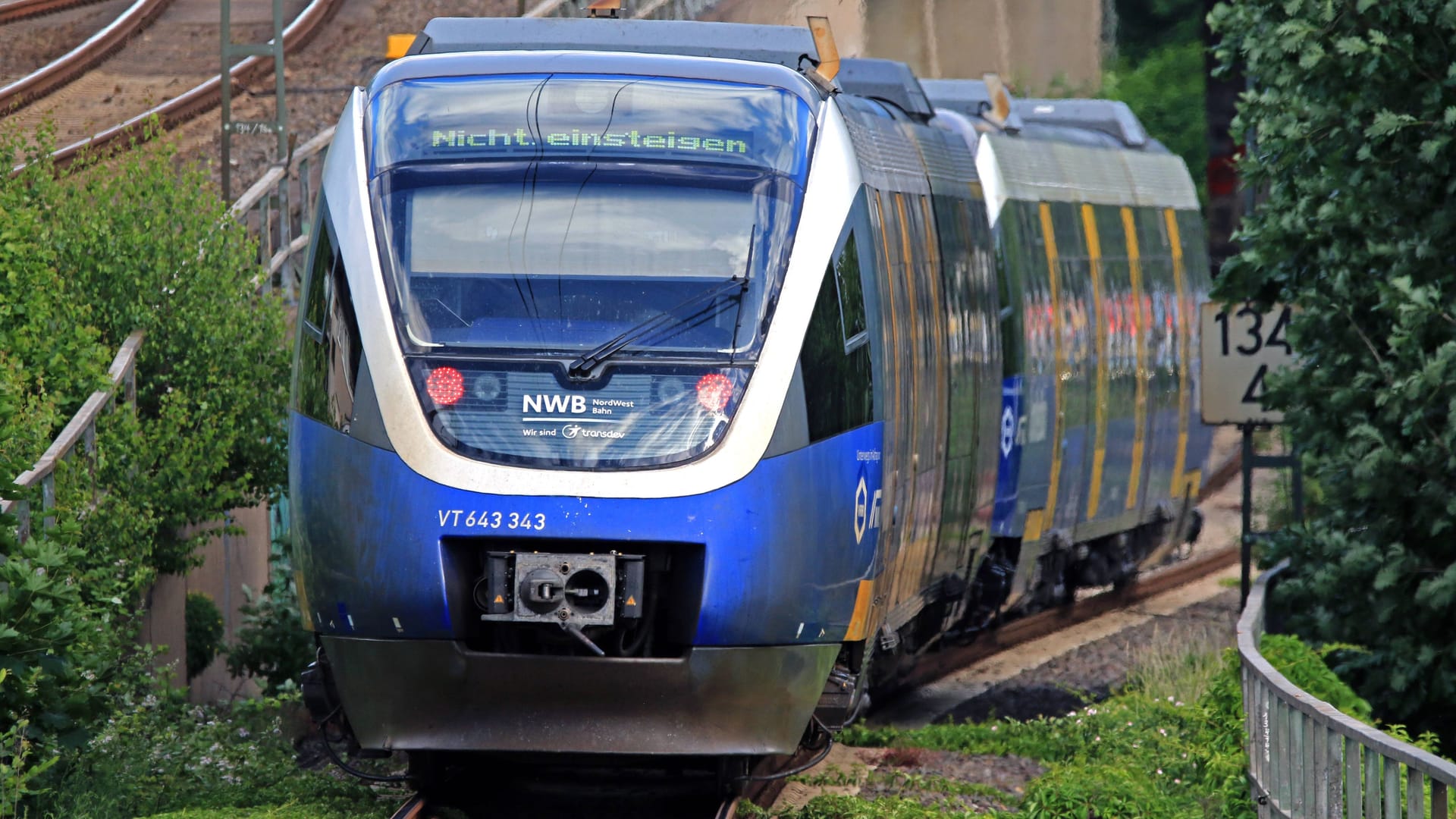 "Nicht einsteigen" steht auf der Anzeigetafel einer Nordwestbahn (Symbolfoto): Zehn Monate dauert die Ausbildung zum Lokführer. "Nicht einsteigen" steht auf der Anzeigetafel einer Nordwestbahn (Symbolfoto): Zehn Monate dauert die Ausbildung zum Lokführer.