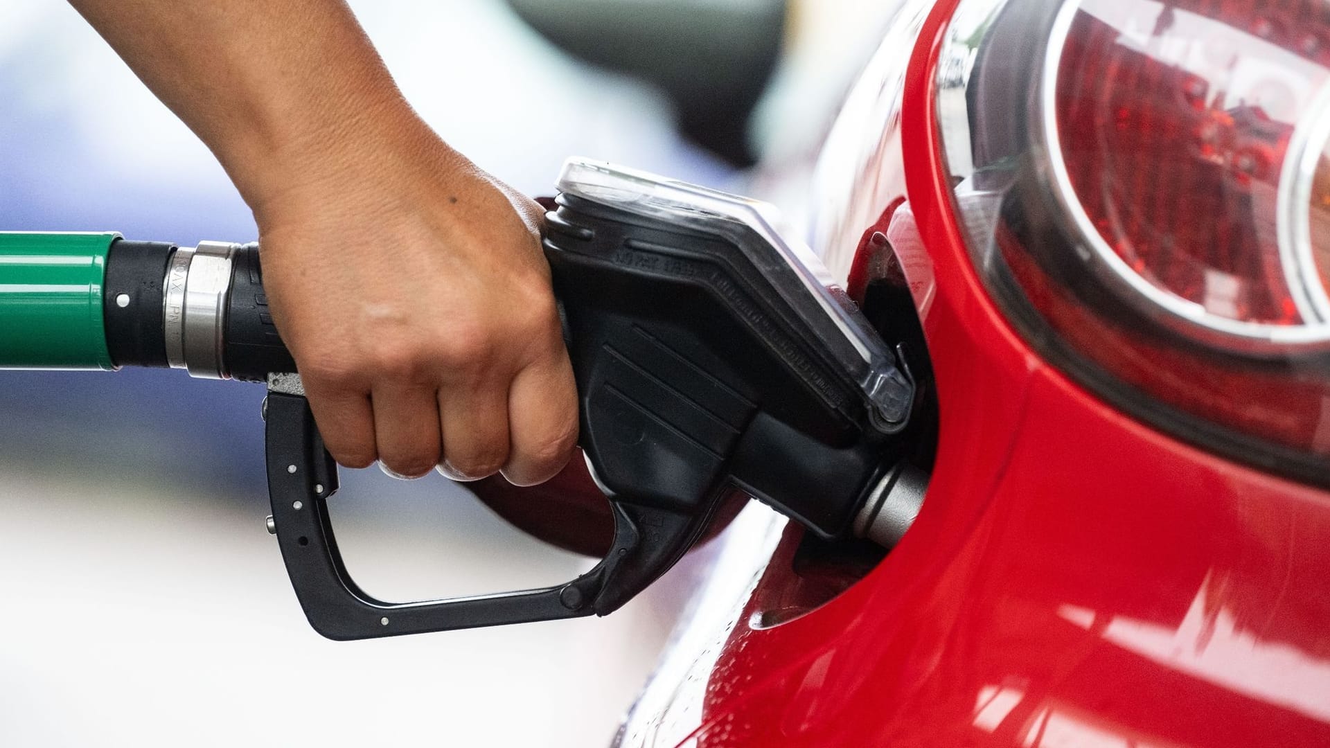 Staunen an der Tankstelle: Diesel ist wieder günstiger als Benzin. Wie kommt das?