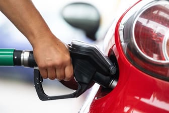 Staunen an der Tankstelle: Diesel ist wieder günstiger als Benzin. Wie kommt das?