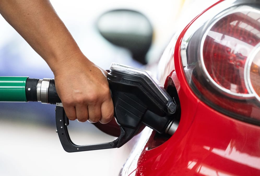 Staunen an der Tankstelle: Diesel ist wieder günstiger als Benzin. Wie kommt das?